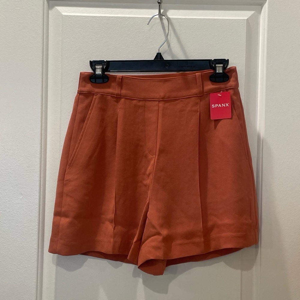 NEW…SPANX Crepe Shorts - Picture 2 of 4
